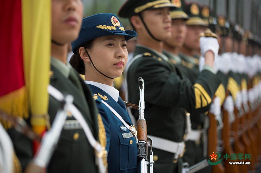 三軍儀仗隊(duì)女兵中隊(duì)，展現(xiàn)新時(shí)代巾幗英雄風(fēng)采，三軍儀仗隊(duì)女兵中隊(duì)，新時(shí)代巾幗英雄的風(fēng)采展現(xiàn)