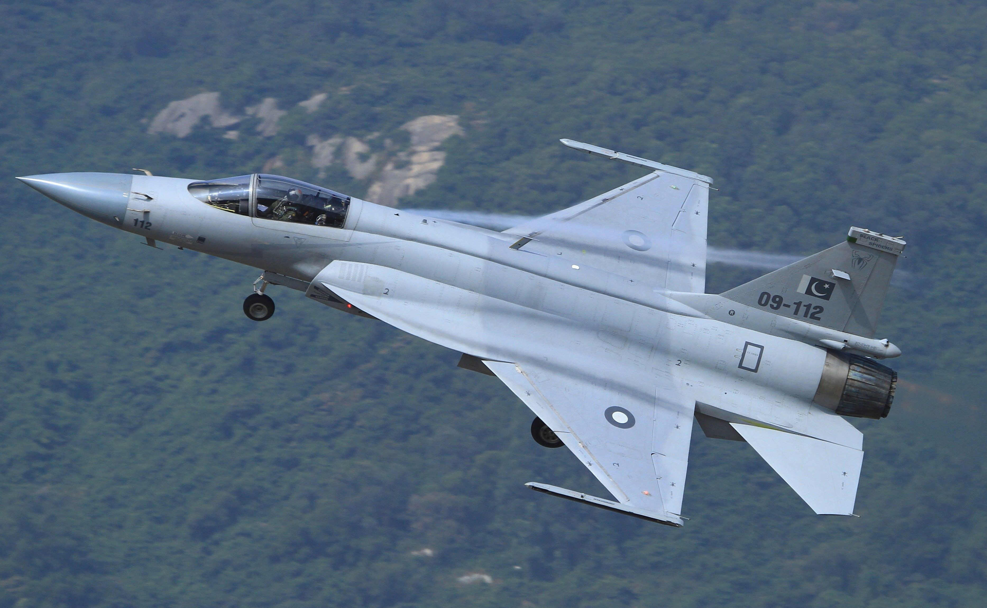 梟龍戰(zhàn)斗機(jī)圖片，展現(xiàn)中國(guó)空軍力量的驕傲，梟龍戰(zhàn)斗機(jī)風(fēng)采，中國(guó)空軍力量的驕傲圖片展示