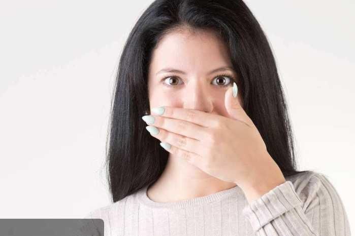 女人長(zhǎng)期口臭的原因及其解決方法，女人長(zhǎng)期口臭成因與解決方案